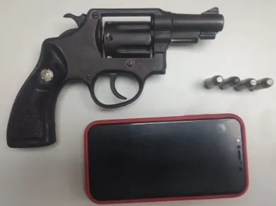 Denúncia de som alto termina com prisão por porte ilegal de arma
