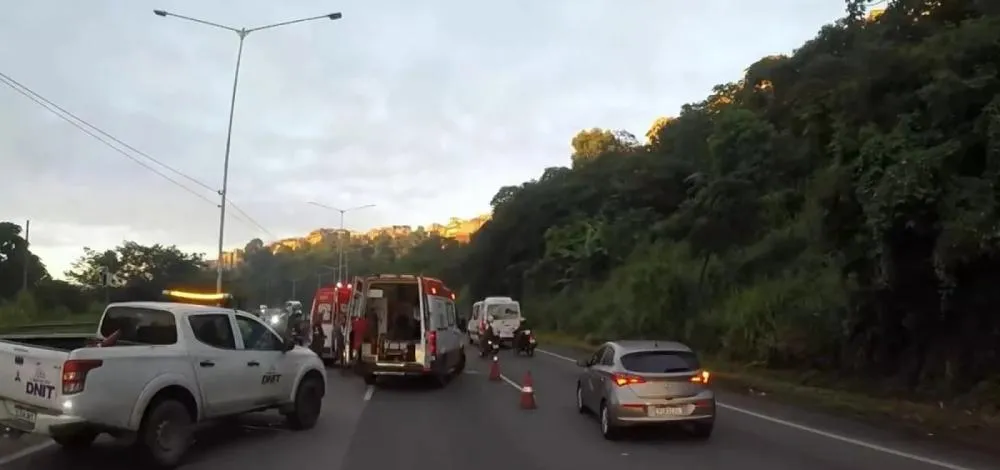 Acidente congestiona trânsito na BR-324 em Salvador