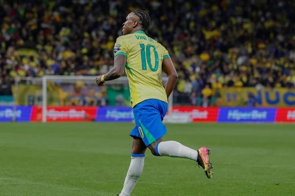 Com gol de Vini Jr, Brasil vence Paraguai e se classifica para a Copa do Mundo