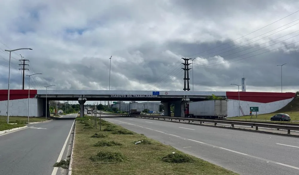Acidente de moto deixa duas pessoas feridas no Viaduto do Trabalhador