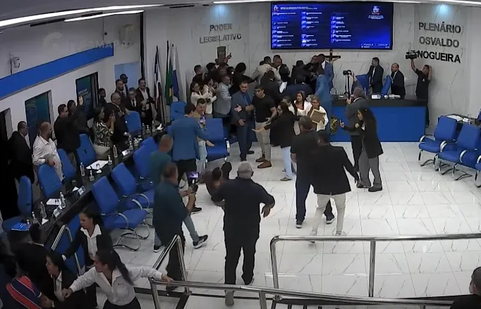 Sessão da Câmara de Camaçari é suspensa após tumulto entre vereadores da base governista e oposição