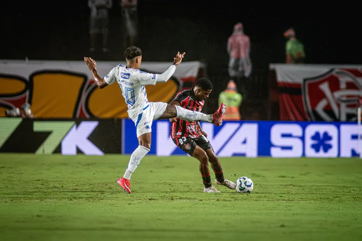 Com chuva e jogador saindo de ambulância, Vitória e Cruzeiro empatam