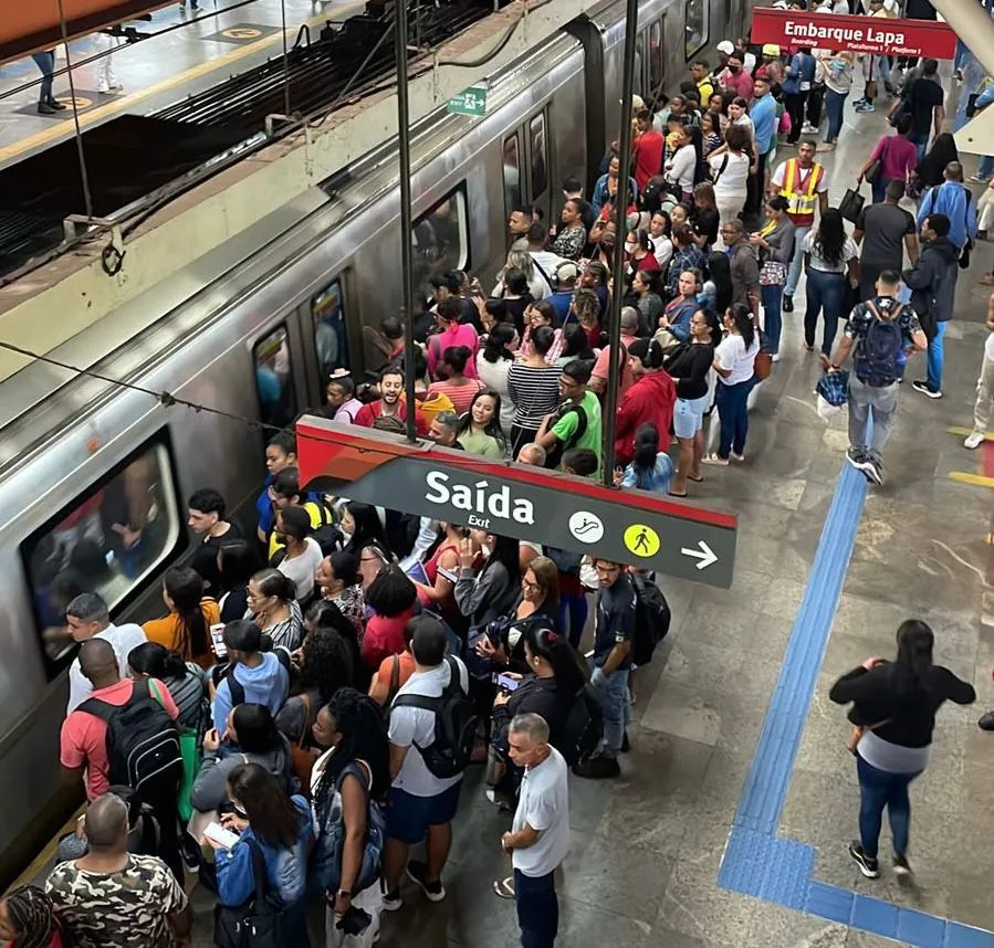 Pane em trem do metrô de Salvador causa transtornos e lotação nas estações