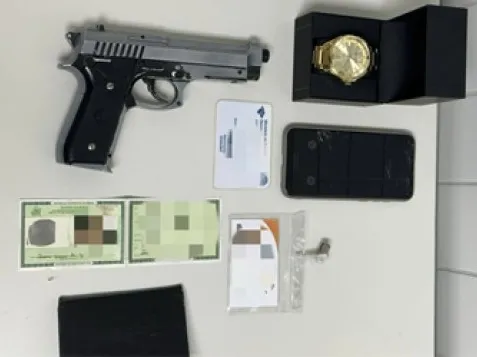 Homem é detido com arma falsa dentro de escola em Camaçari
