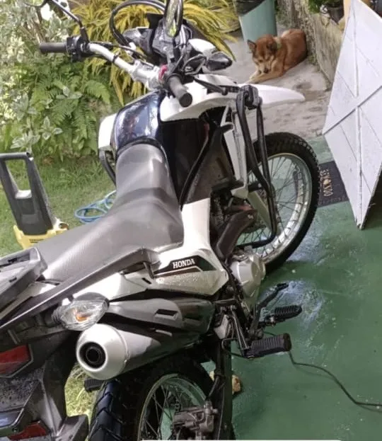 Moto é roubada em ação rápida registrada por câmeras de segurança