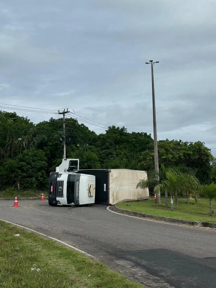 Caminhão tomba na BA-099 e interdita parte da via