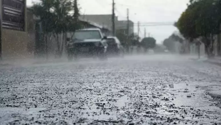 Cavado sobre o Nordeste provoca chuva em Mata de São João