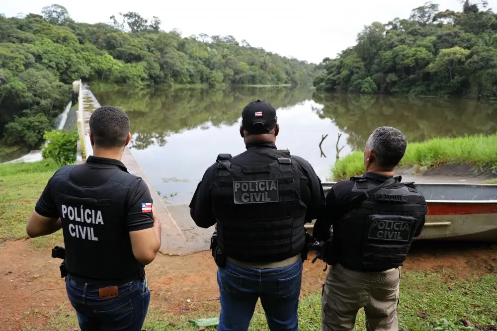 Operação com drone aquático busca corpos de vítimas de duplo homicídio em ferro-velho