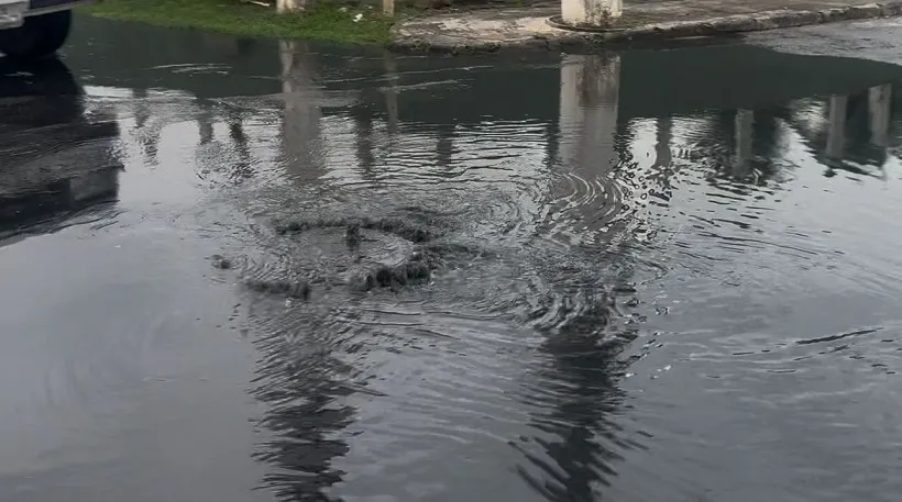 População denuncia esgoto a céu aberto em frente ao Shopping Galeria