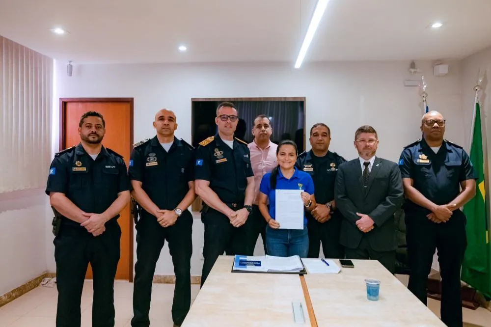 Prefeita Débora assina termo de cooperação técnica entre a Guarda Municipal de Lauro e Salvador