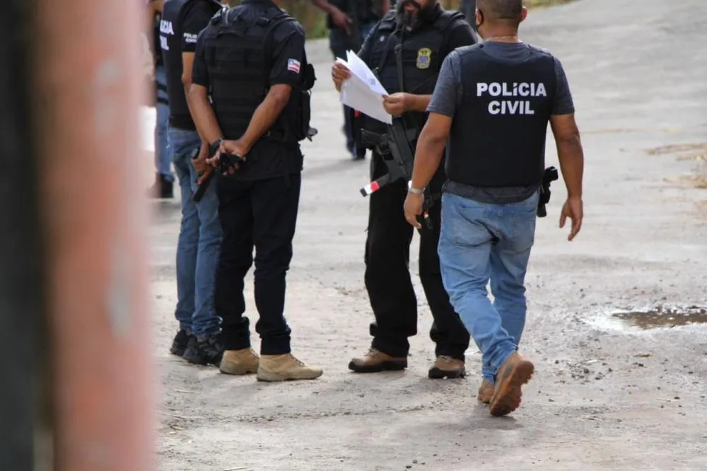 Mandados são cumpridos contra membros de grupo criminoso investigado por homicídios em Camaçari