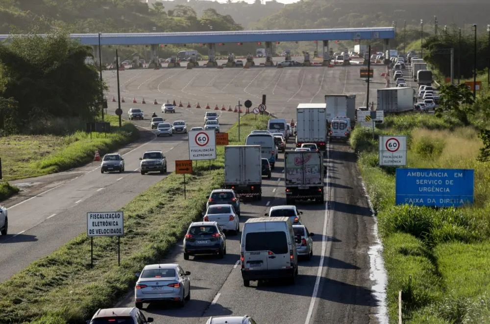 Motoristas enfrentam mais de 13 quilômetros de engarrafamento para aproveitar o São João na Bahia