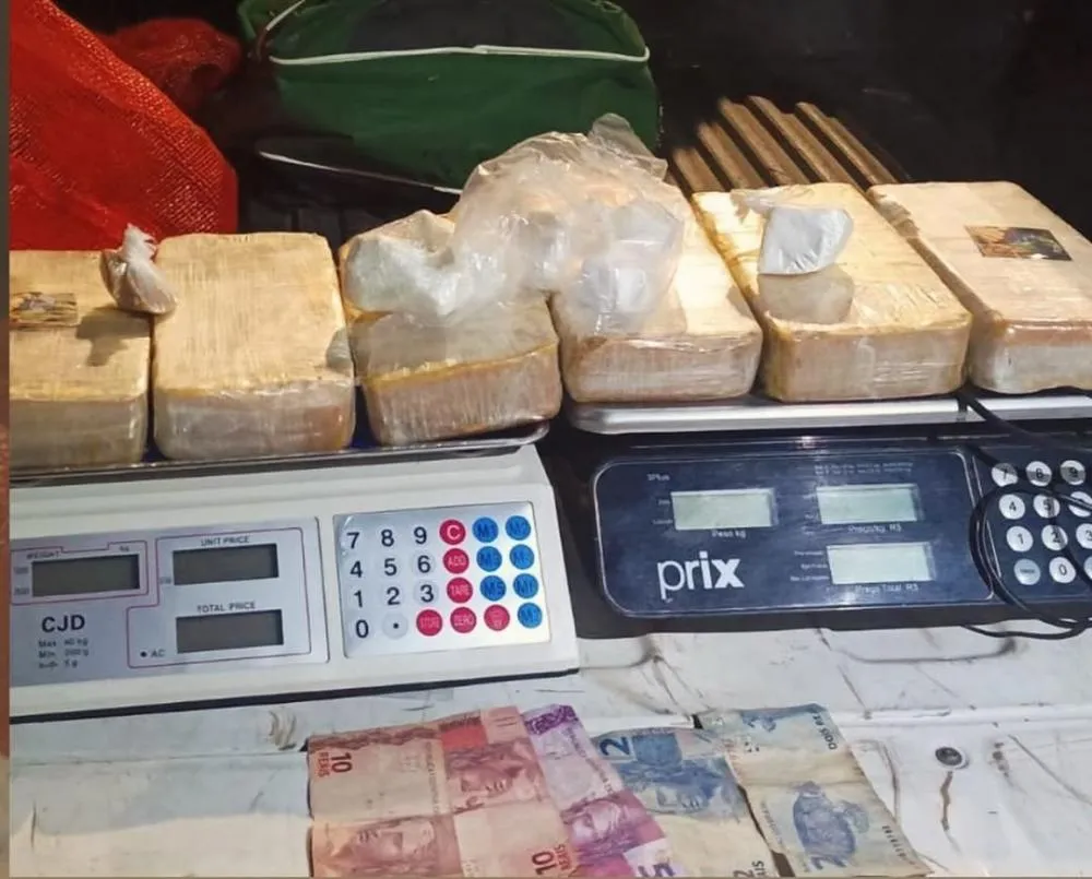 Mulher é presa suspeita de tráfico de drogas em Monte Gordo