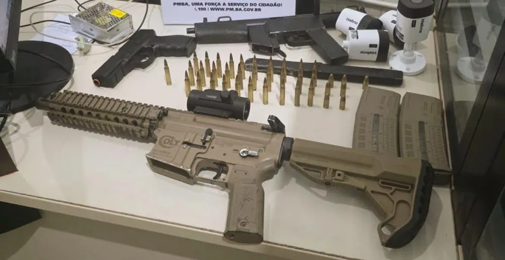 PM apreende armas e câmeras clandestinas em Lauro de Freitas