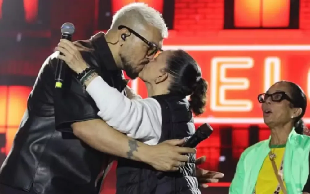 Belo beija prefeita baiana em cima do palco em show e web reage