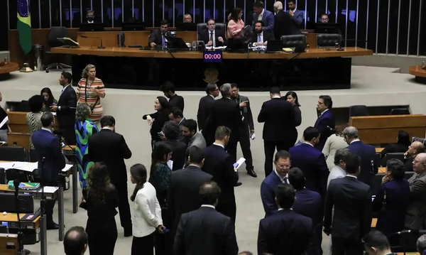 Plenário da Câmara derruba decreto do IOF em derrota para Lula