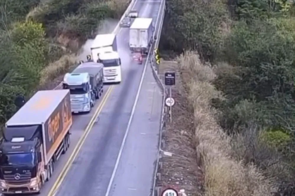 Carreta sem freio arremessa carro de ponte e fere cinco pessoas em rodovia na Bahia