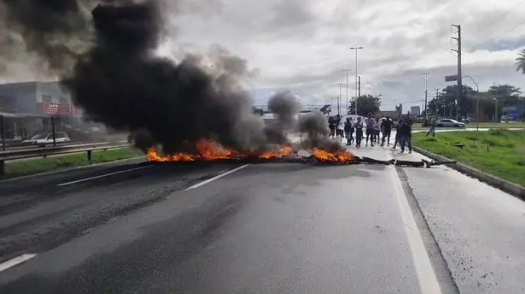Moradores de Itacimirim fazem protesto após morte de ciclista