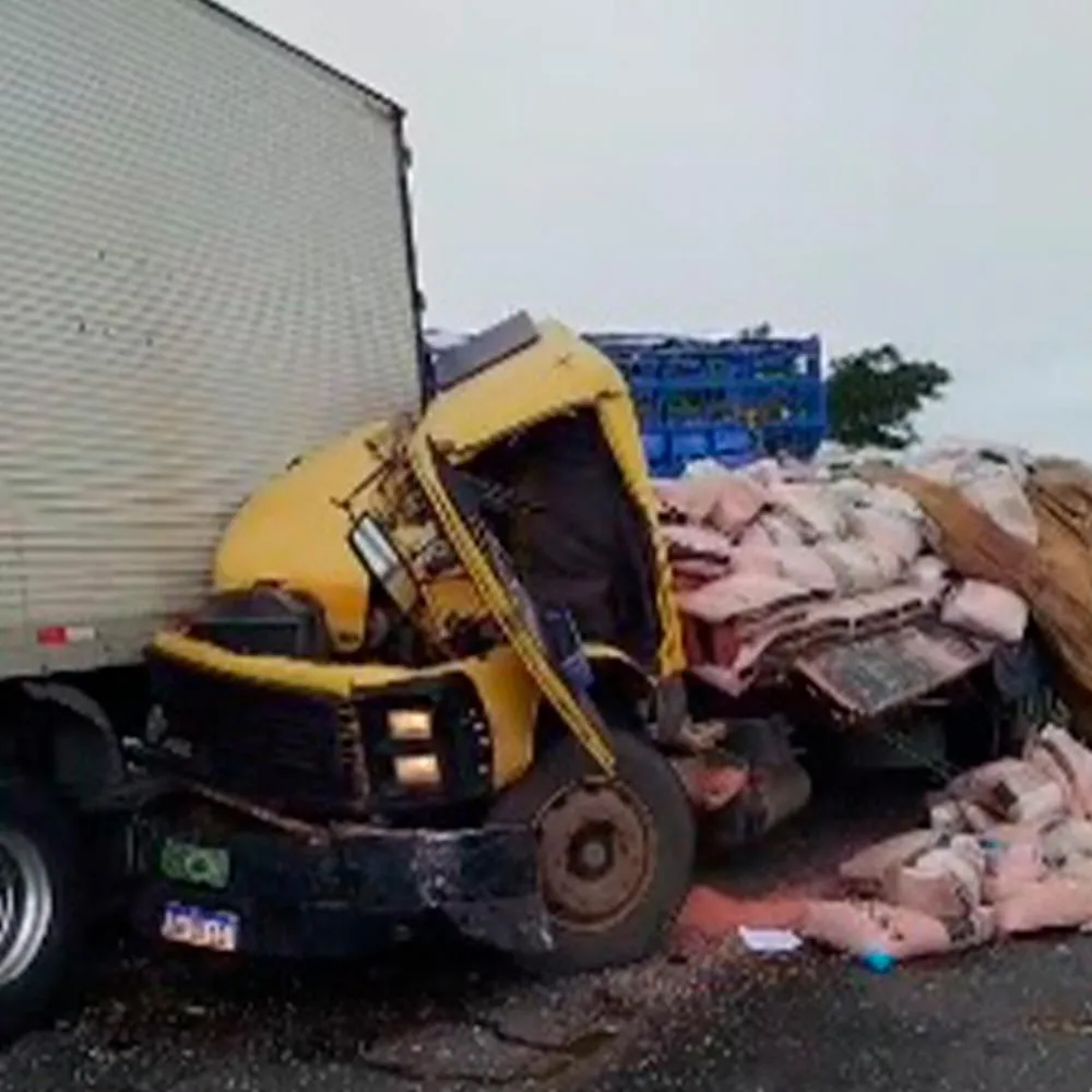 Três carretas colidem na BR-324 e causam lentidão no trânsito neste sábado