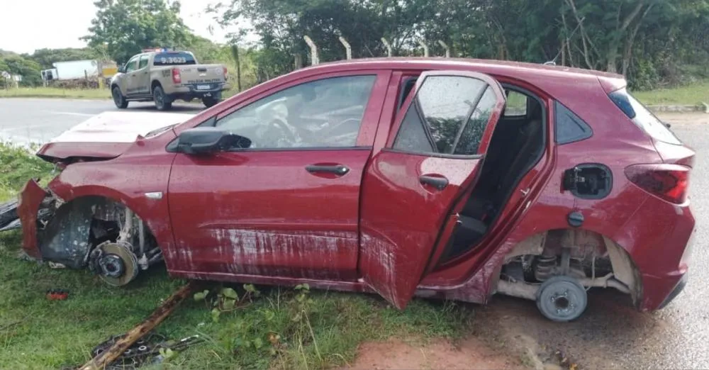 Carro roubado é encontrado pela PM destruído no bairro Fazenda Cambotá 