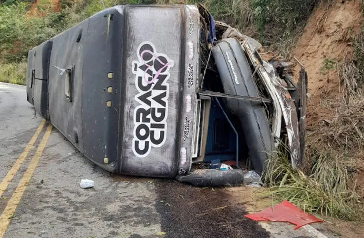 Ônibus de banda de forró tomba na Bahia e deixa três músicos em estado grave