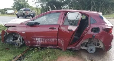 Carro roubado em Camaçari é encontrado depenado e batido em Dias d’Ávila
