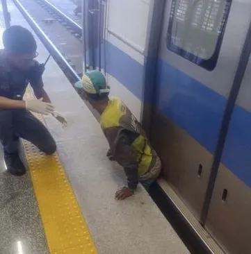 Homem fica preso entre trem e plataforma no metrô de Salvador