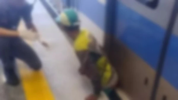 Homem prensado em metrô de Salvador teve perfurações nas partes íntimas e está na UTI