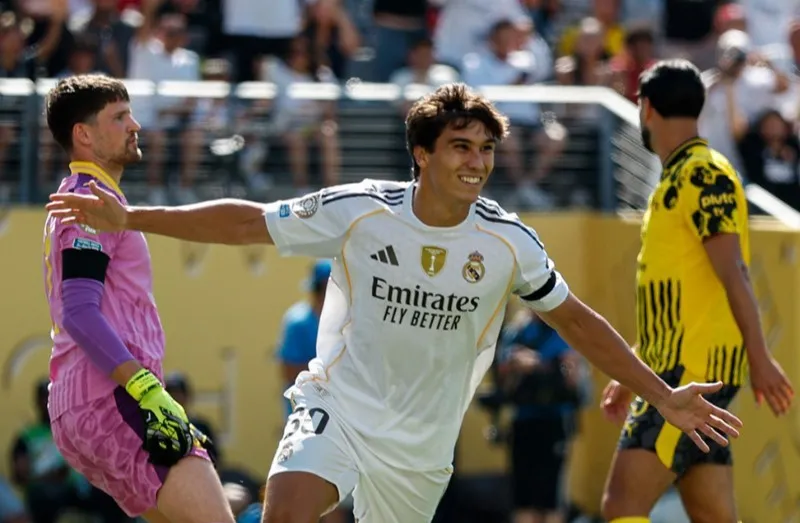 Real aproveita marcação frouxa do Dortmund, supera susto no final e pega PSG na semifinal