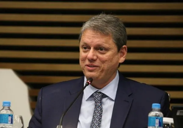 A 15 meses da eleição, Tarcísio admite nos bastidores que deve disputar o Planalto
