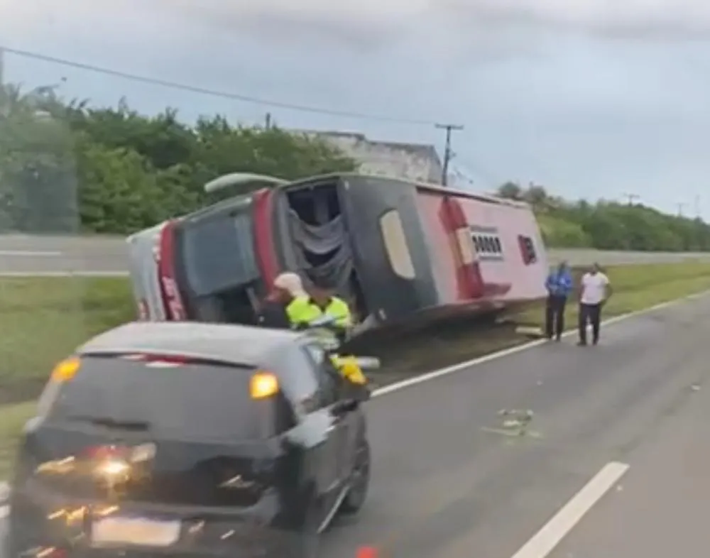 Ônibus interestadual tomba na Estrada do Coco, próximo a Jacuipe 