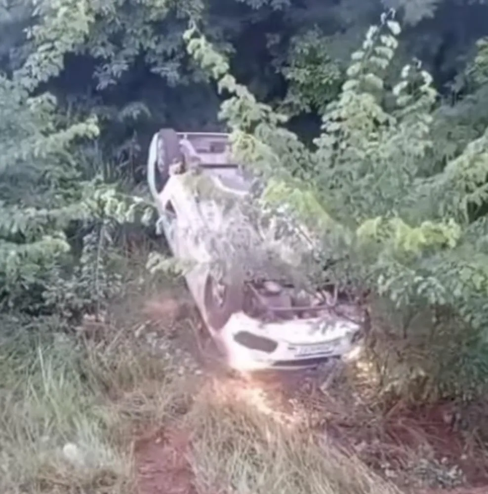Carro capota e despenca em ribanceira na BA-099