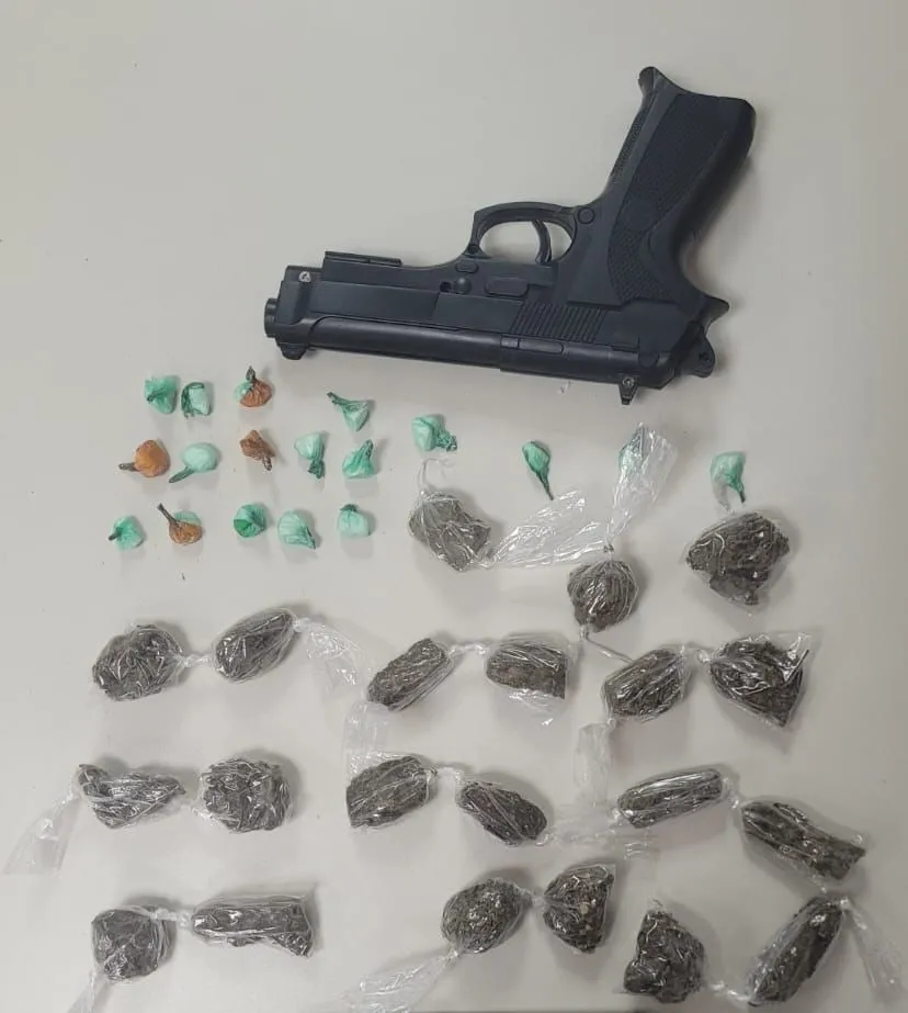 PM apreende drogas e arma falsa em Camaçari