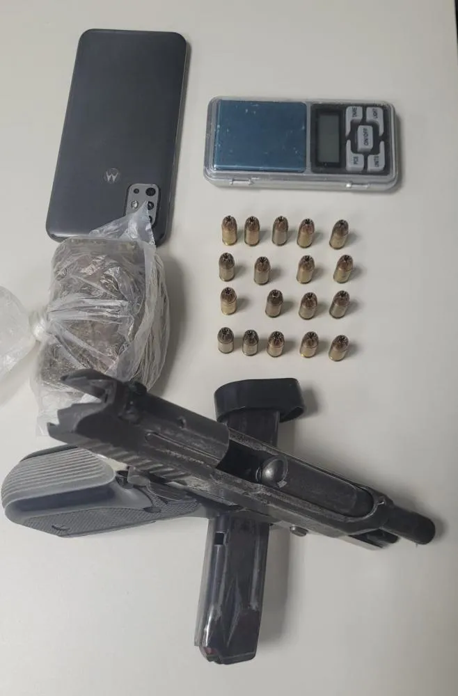 Polícia Militar flagra homem com uma pistola e maconha em Camaçari