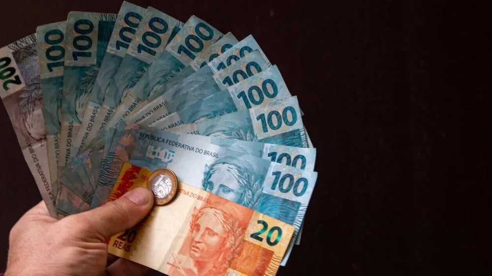 Governo prevê aumento no salário-mínimo para 2026