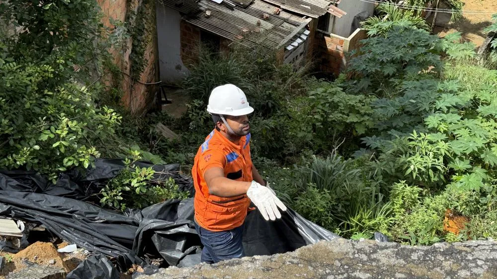 Defesa Civil monitora áreas de risco e aplica lonas em encostas no Jardim Castelão