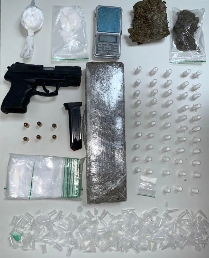 Pistola e drogas são apreendidas pela PM em Camaçari