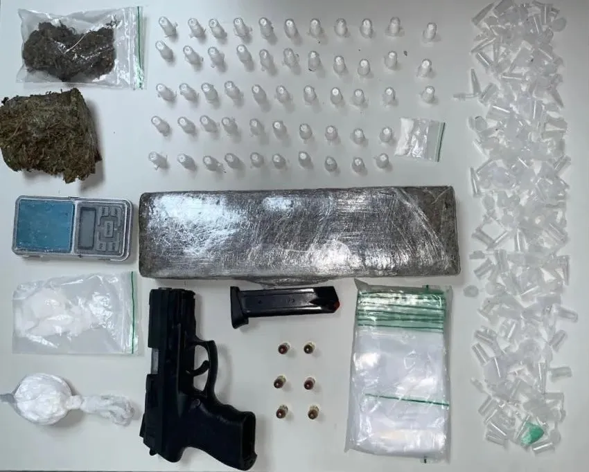  PM prende suspeito com drogas e arma no bairro 2 de Julho em Camaçari