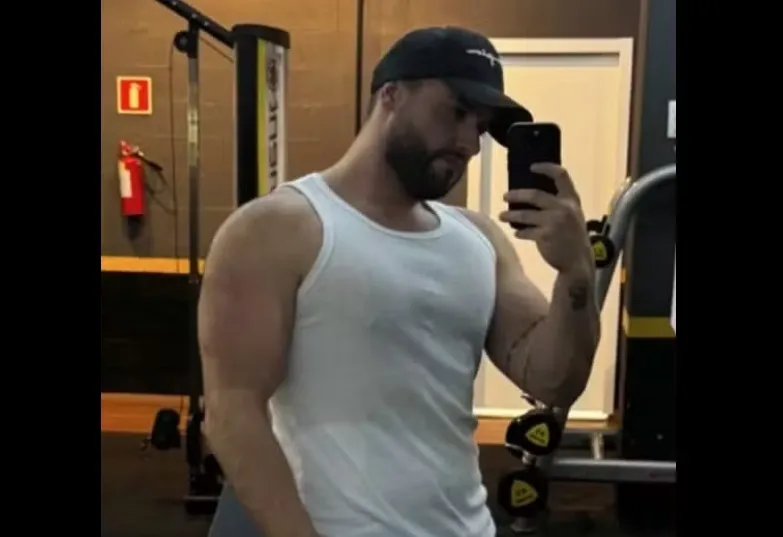 Jovem quebra pernas e desloca pé durante agachamento com 140 kg na academia