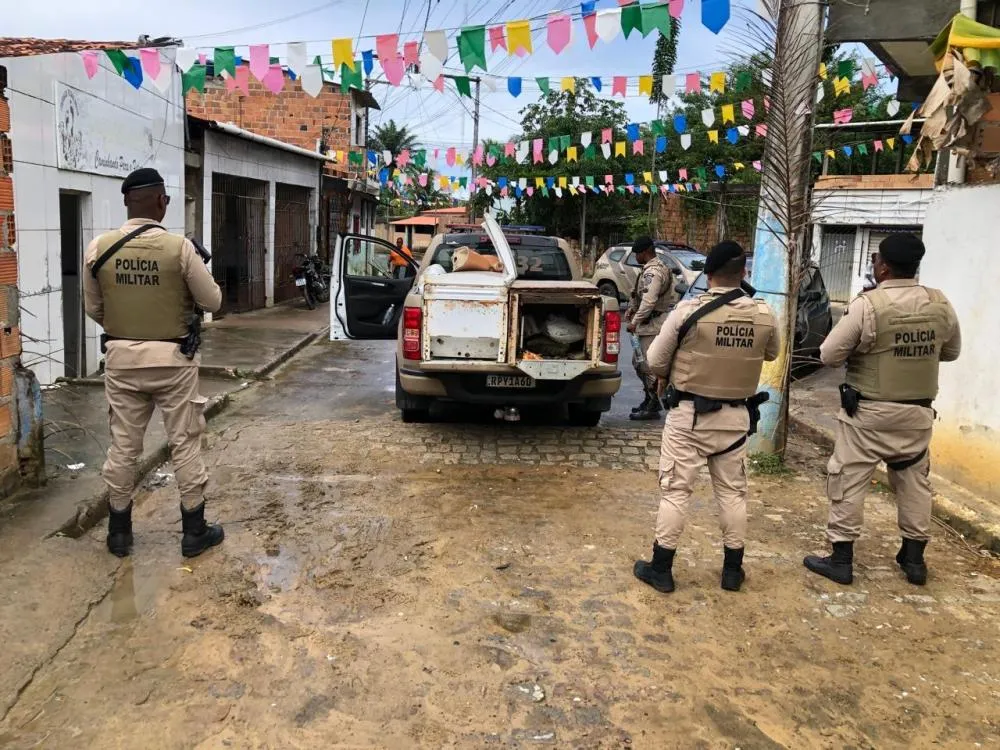 PM remove obstáculos colocados por suspeitos em via pública em Vera Cruz