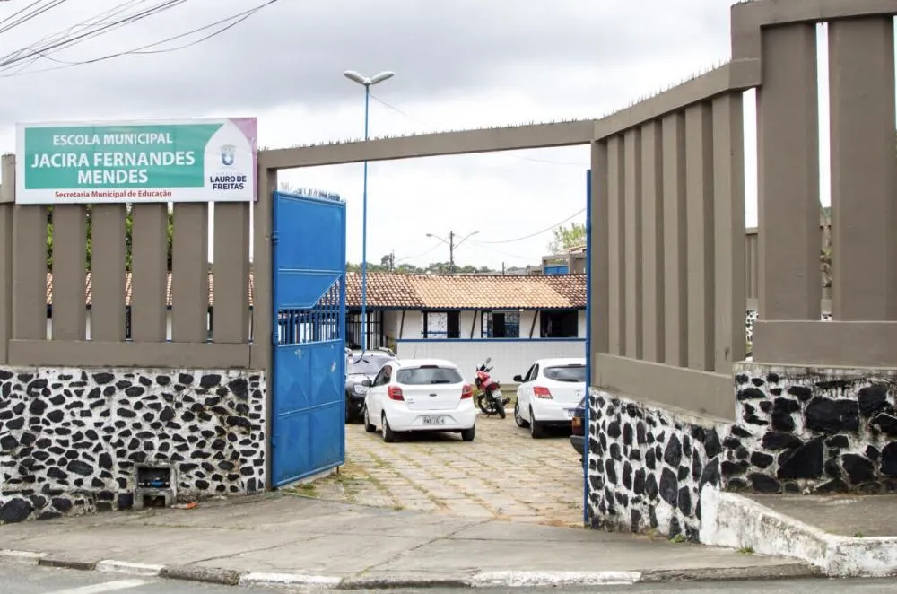 Professores de Lauro de Freitas suspendem greve após decisão judicial e pressão de pais