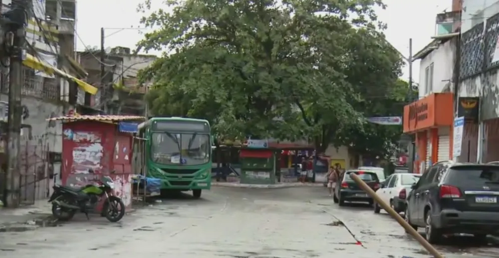 Troca de tiros entre policiais e homens armados termina com delegado e mulher baleados