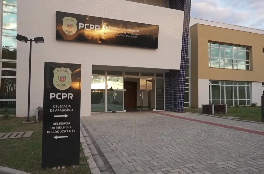 Criança autista de 4 anos é encontrada amarrada em banheiro de escola