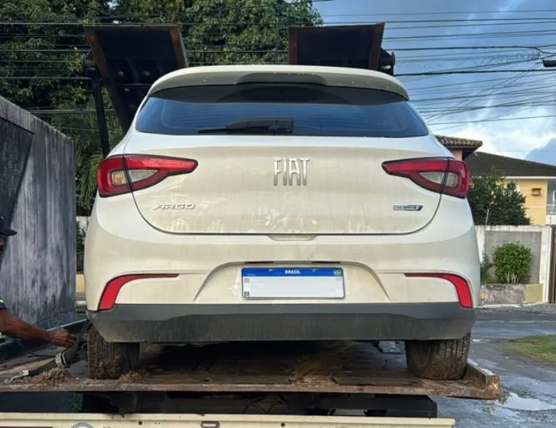 Carro com restrição de roubo é recuperado em Buraquinho