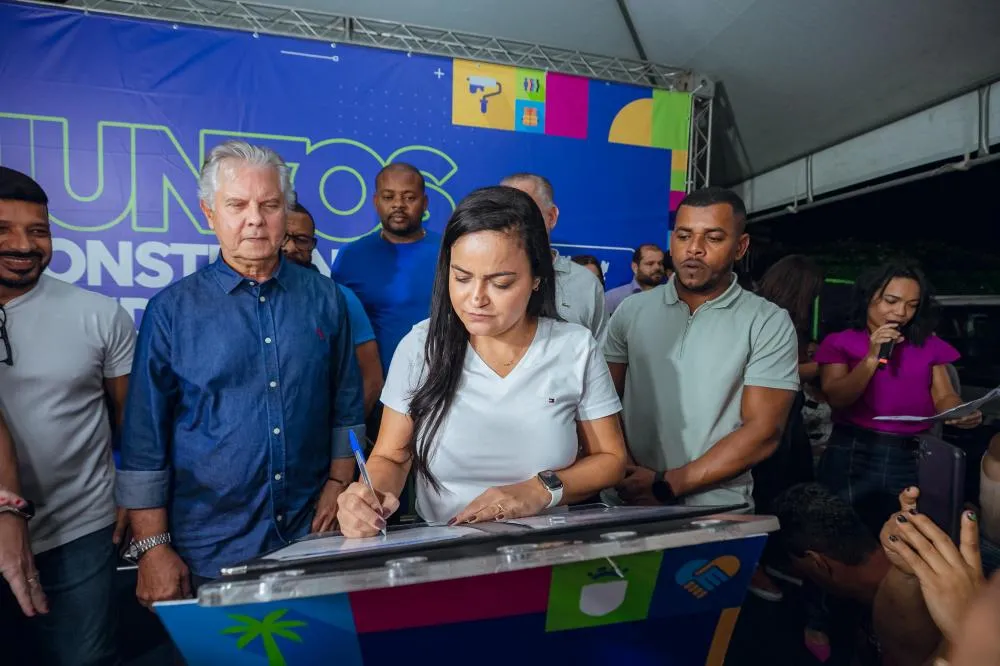 Prefeitura de Lauro celebra aniversário da cidade com Banho de Luz em 34 vias 