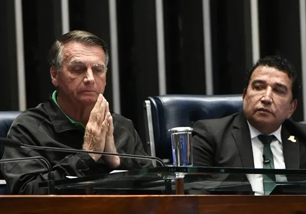 Bolsonaro chora no Senado e pede orações após pedido de condenação da PGR
