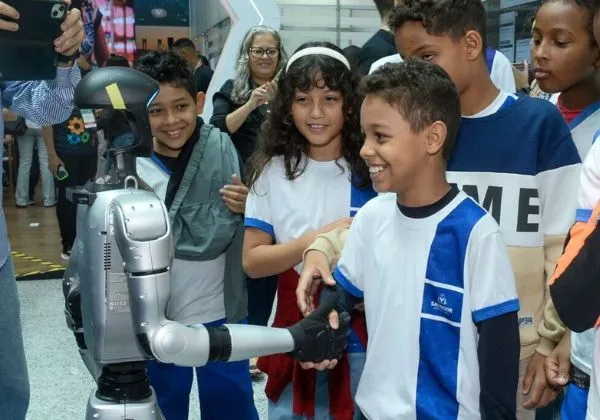 Estudantes lotam Centro de Convenções para conferir RoboCup 2025