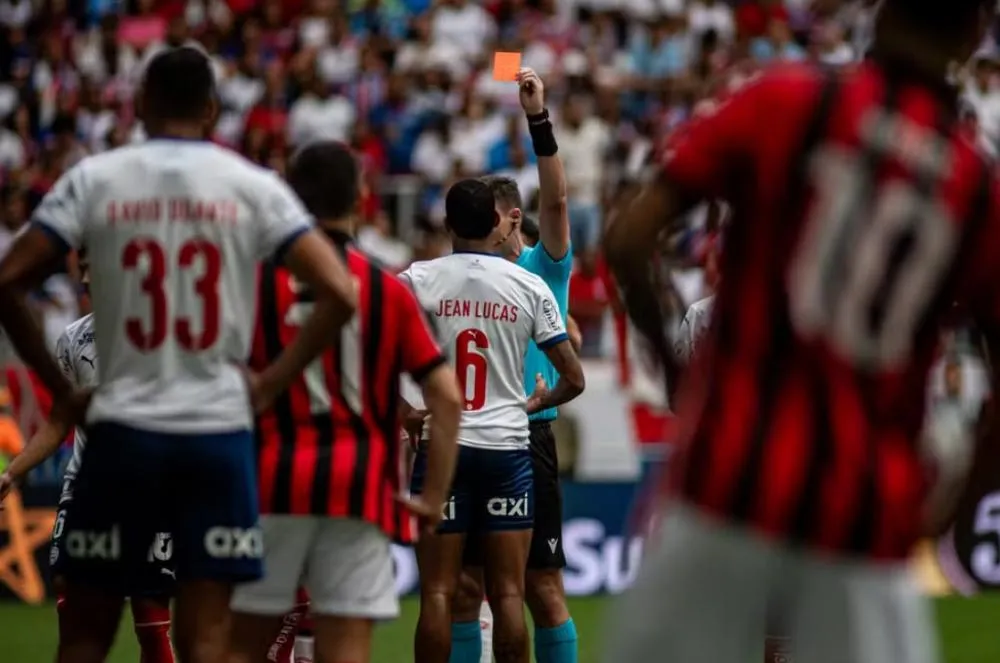 Dupla de Bahia e Vitória pega gancho por expulsão em Ba-Vi do Brasileiro