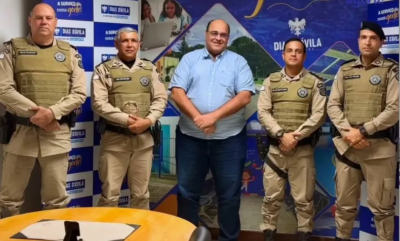 Prefeito Alberto Castro recebe comando da PM e reforça parceria pela segurança em Dias d’Ávila