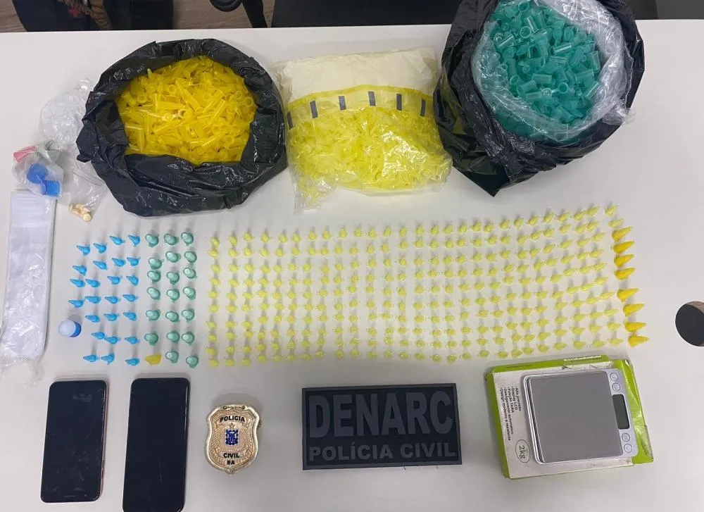 Polícia Civil apreende centenas de pinos de cocaína em Simões Filho